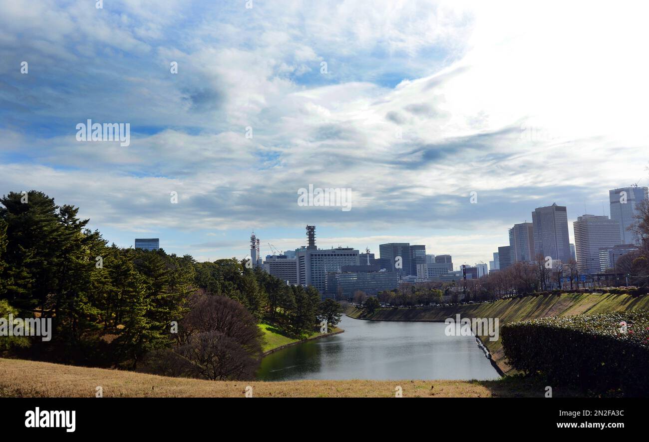 Spaziergang entlang des Chidorigafuchi Parks am Kaiserpalast in Chiyoda, Tokio, Japan. Stockfoto