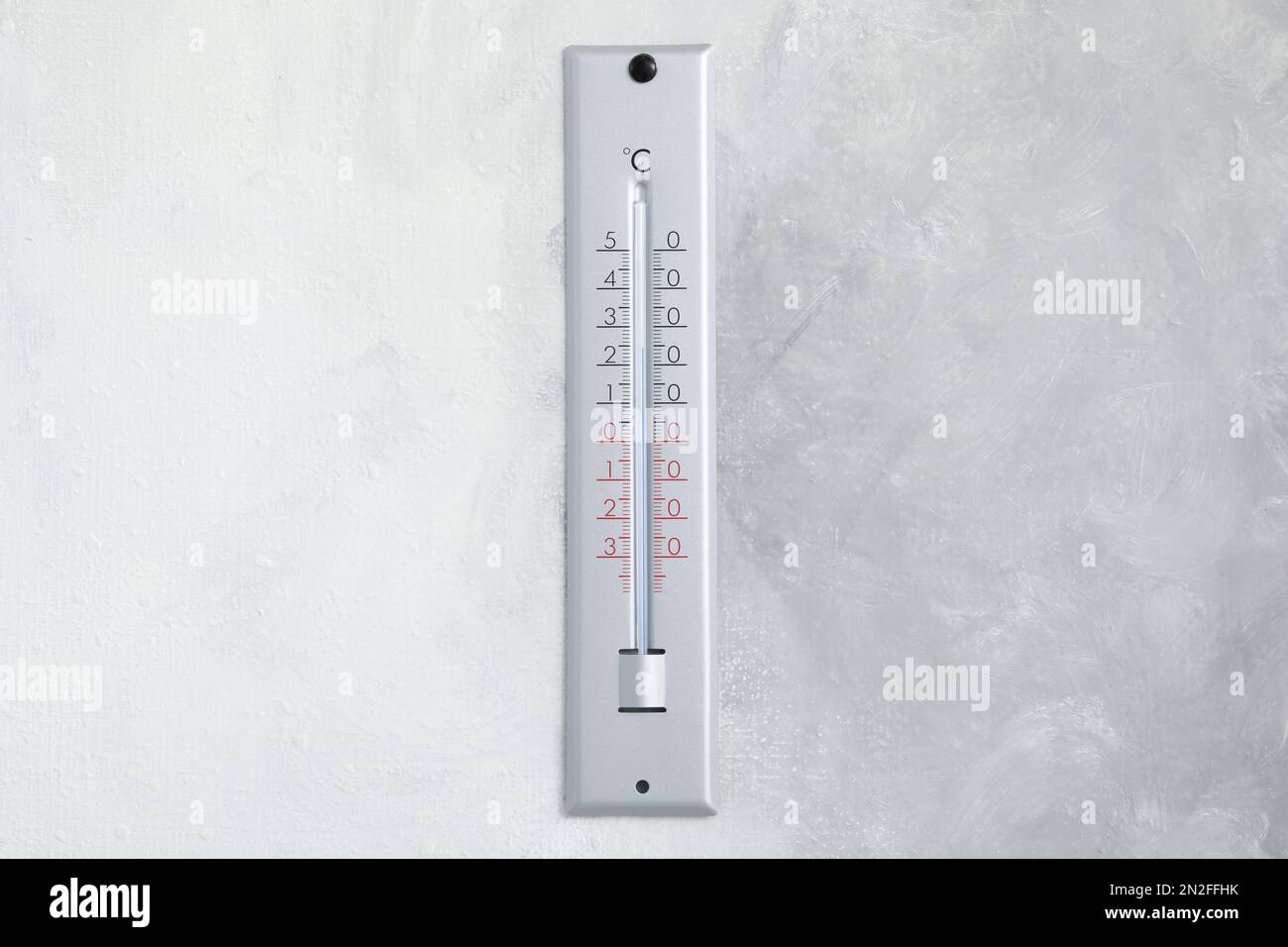 Wetterthermometer, das an hellgrauen Wänden hängt Stockfoto
