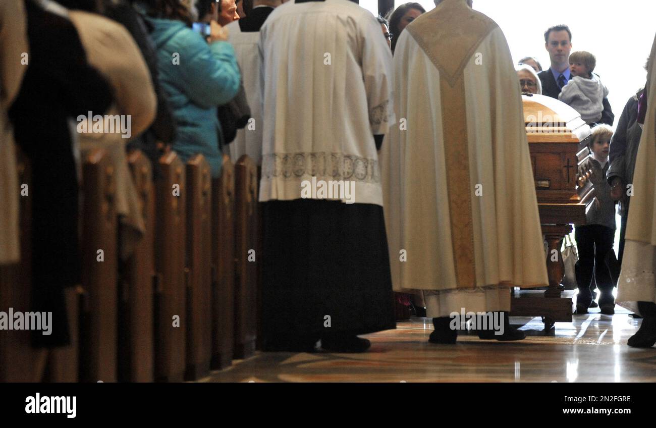 The processional with Cardinal Francis George's casket enters the Holy Name Cathedral during the rite of reception ceremony Tuesday, April 21, 2015, in Chicago. George died Friday at age 78 after a long battle with cancer. Pope John Paul II appointed George in 1997. (AP Photo/Paul Beaty) Stockfoto