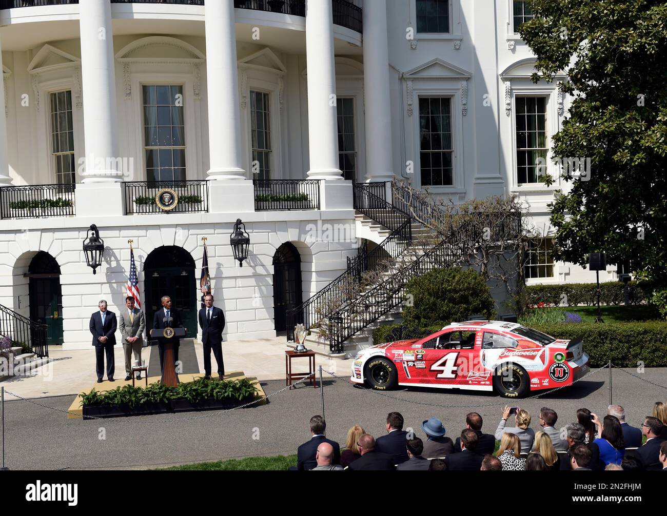 President Barack Obama speaks on the South Lawn of the White House in Washington, Tuesday, April 21, 2015, as he stands with, from left, Stewart-Haas Racing team owner Tony Stewart, Kevin Harvick's crew chief Rodney Childers, and NASCAR 2014 Sprint Cup Series champ Kevin Harvick, during an event to honor Stewart and the team . (AP Photo/Susan Walsh) Stockfoto