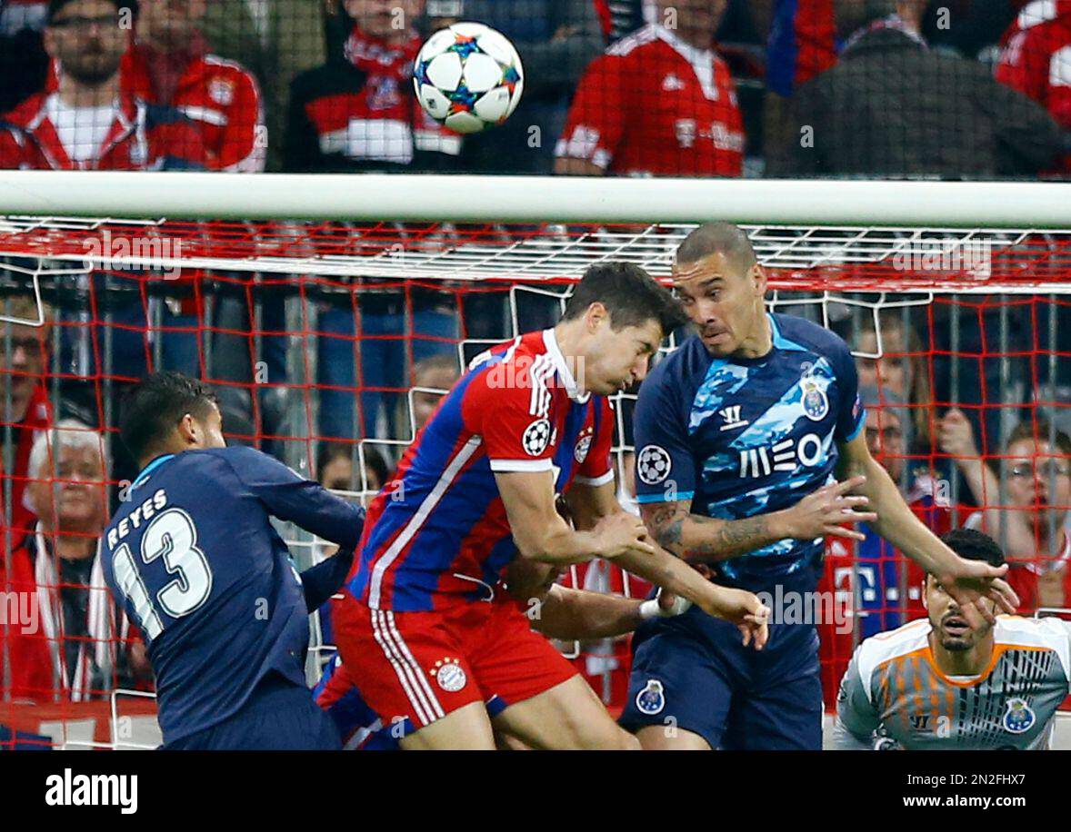 Porto's Diego Reyes, Bayern's Robert Lewandowski and Porto's Maicon Roque, from left, go for a header during the soccer Champions League quarterfinal second leg match between Bayern Munich and FC Porto at the Allianz Arena in Munich, southern Germany, Tuesday, April 21, 2015. (AP Photo/Matthias Schrader) Stockfoto
