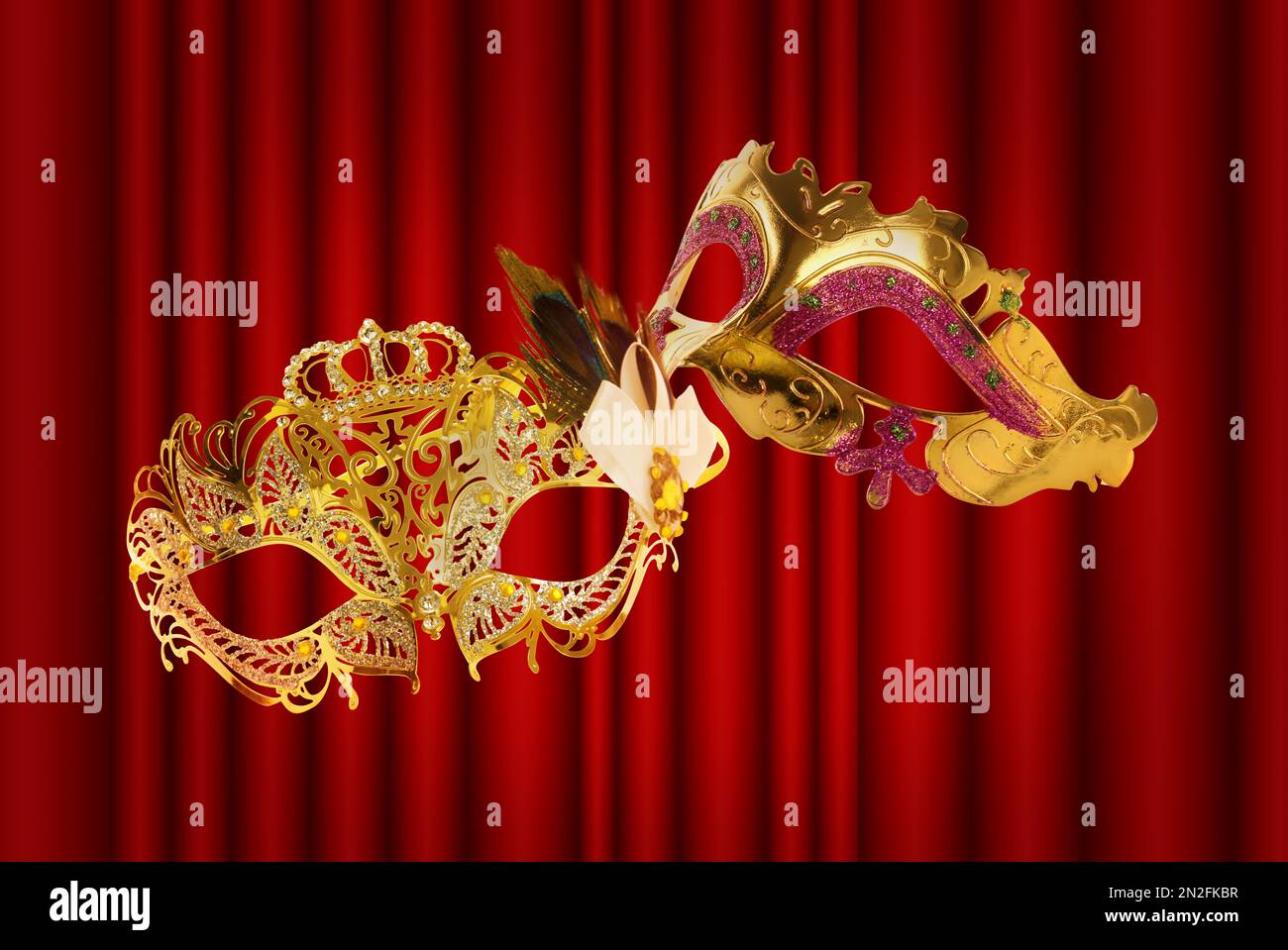 Wunderschöne Karnevalsmasken vor dem roten Vorhang Stockfoto