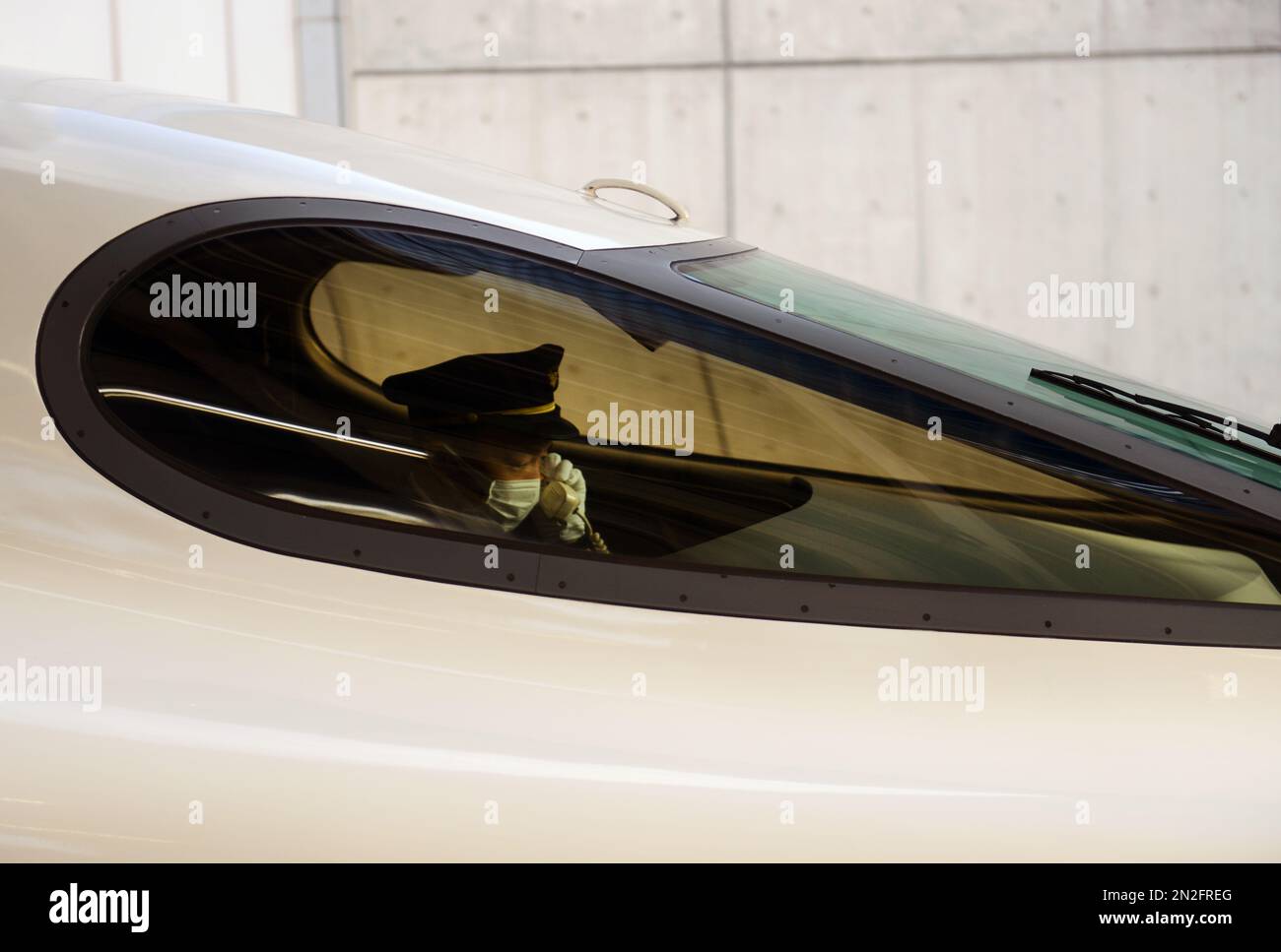 Ein Shinkansen-Hochgeschwindigkeitszug, bereit, den Bahnhof Tokio in Tokio, Japan, zu verlassen. Stockfoto