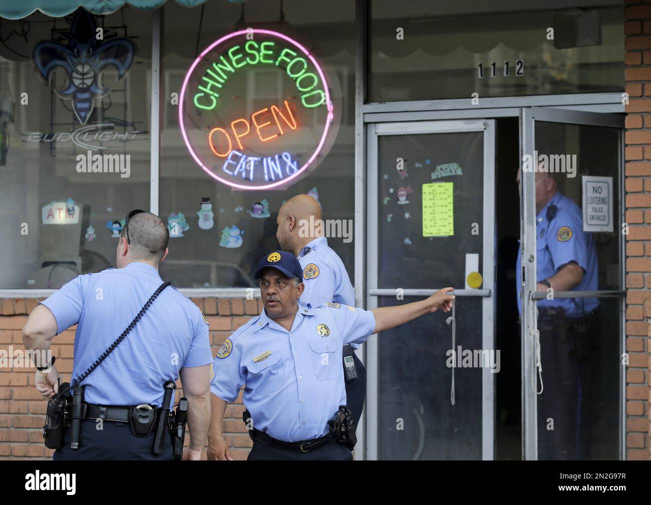 Police investigate the scene of a shooting inside a restaurant in New ...