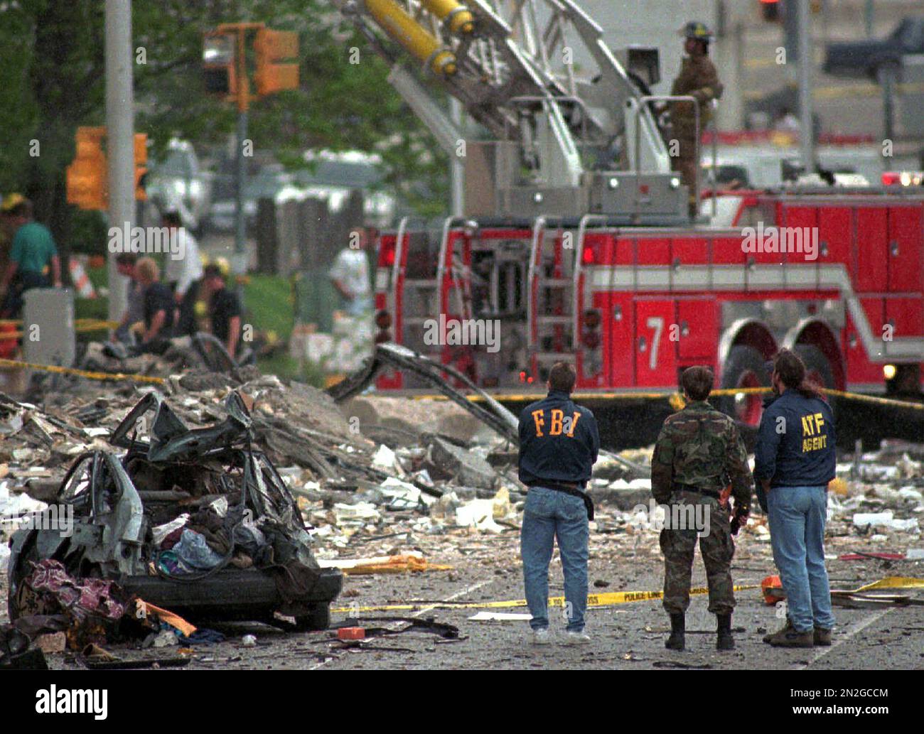 FILE - In this April 19, 1995 file photo, Federal Alcohol, Tobacco and Firearms (ATF) and FBI agents survey the damage to the Alfred Murrah Federal Building in Oklahoma City. The blast killed 168 people _ including 19 children _ injured hundreds more and caused hundreds of millions of dollars in damage to structures and vehicles in the downtown area. (AP Photo/Rick Bowmer,File) Stockfoto