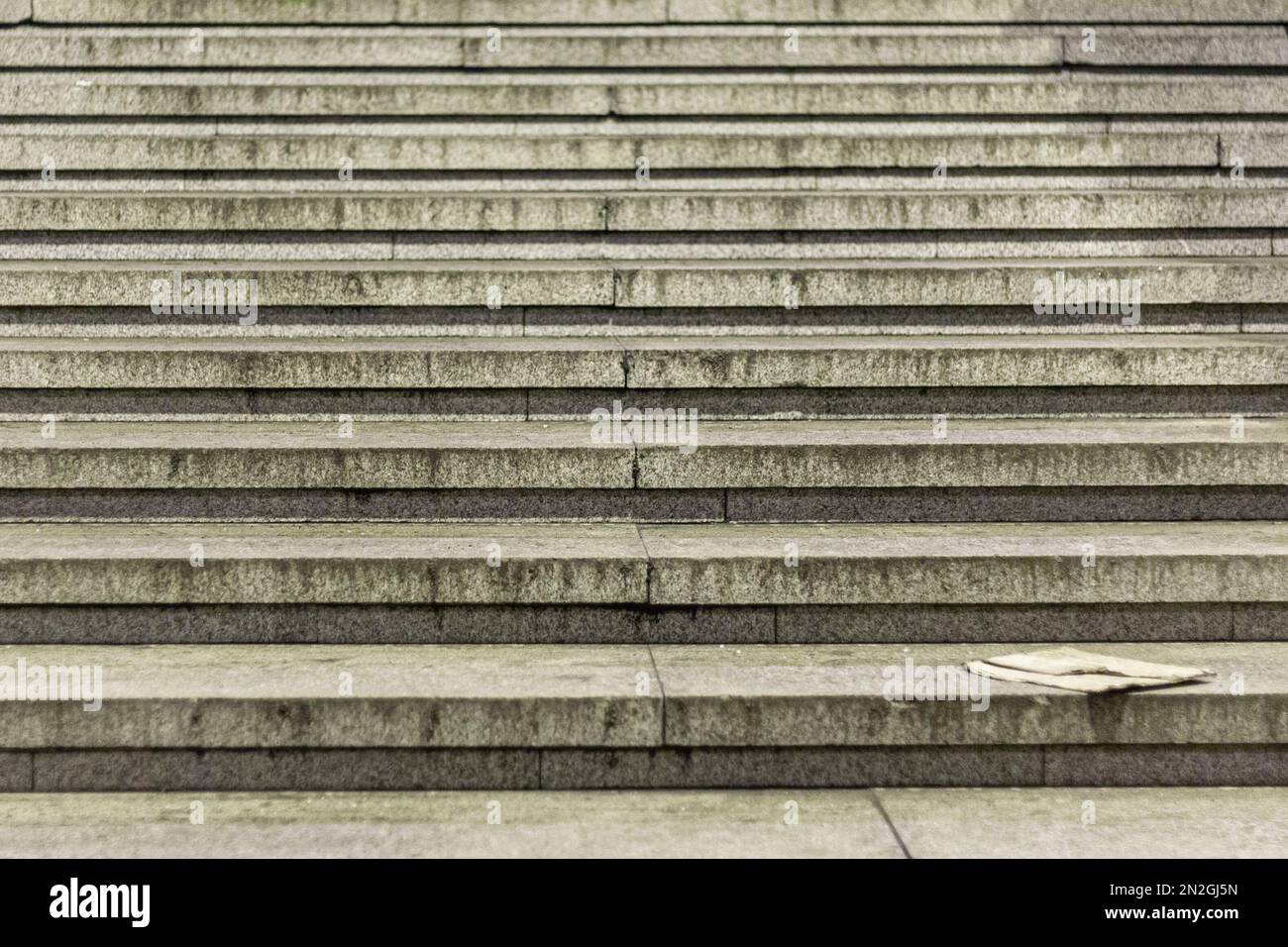 Treppe in der Stadt. Schritte als architektonisches Element. Die Textur der Fliesen. Horizontale Flächen. Klettern Sie hoch. Stockfoto