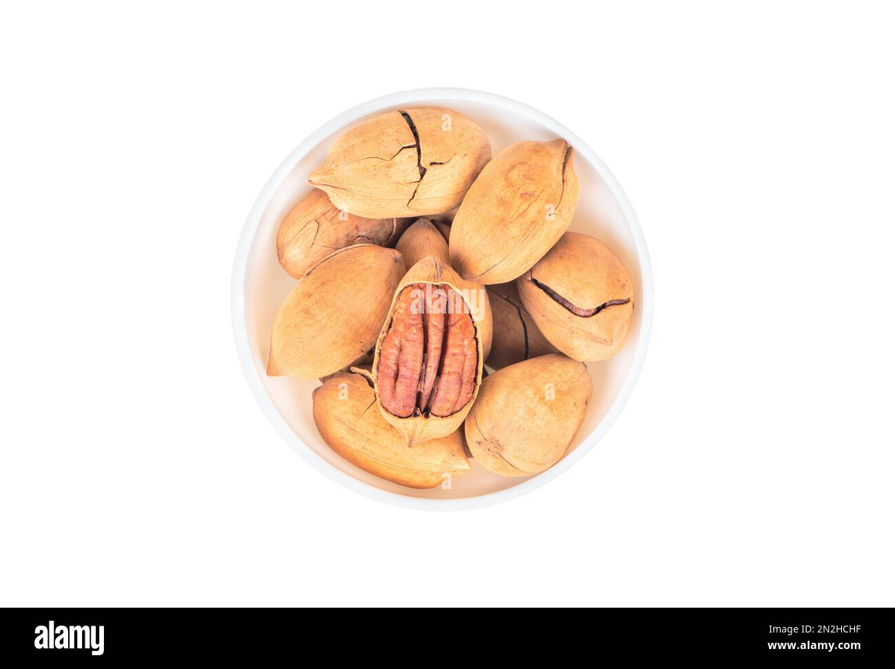 Pekannüsse in der Schüssel auf weißem Hintergrund, Draufsicht Stockfoto
