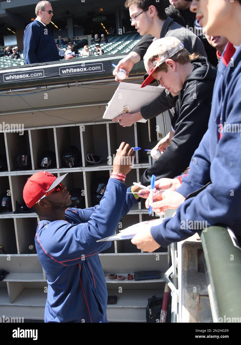 Minnesota Twins designated hitter Kennys Vargas (19) signs autographs before a baseball game against the Chicago White Sox, Saturday, April 11, 2015 in Chicago. (AP Photo/David Banks) Stockfoto