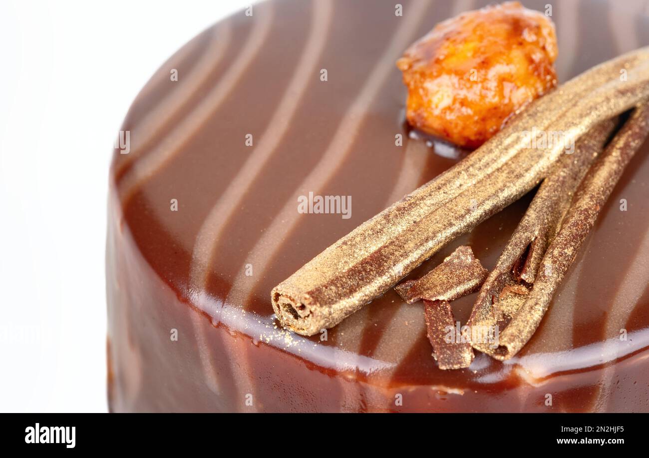 Ein Stück Schokoladenbrownie mit gesalzenem Karamell und Keksen. Dekoriert mit Nüssen an den Ecken. Nahaufnahme Stockfoto
