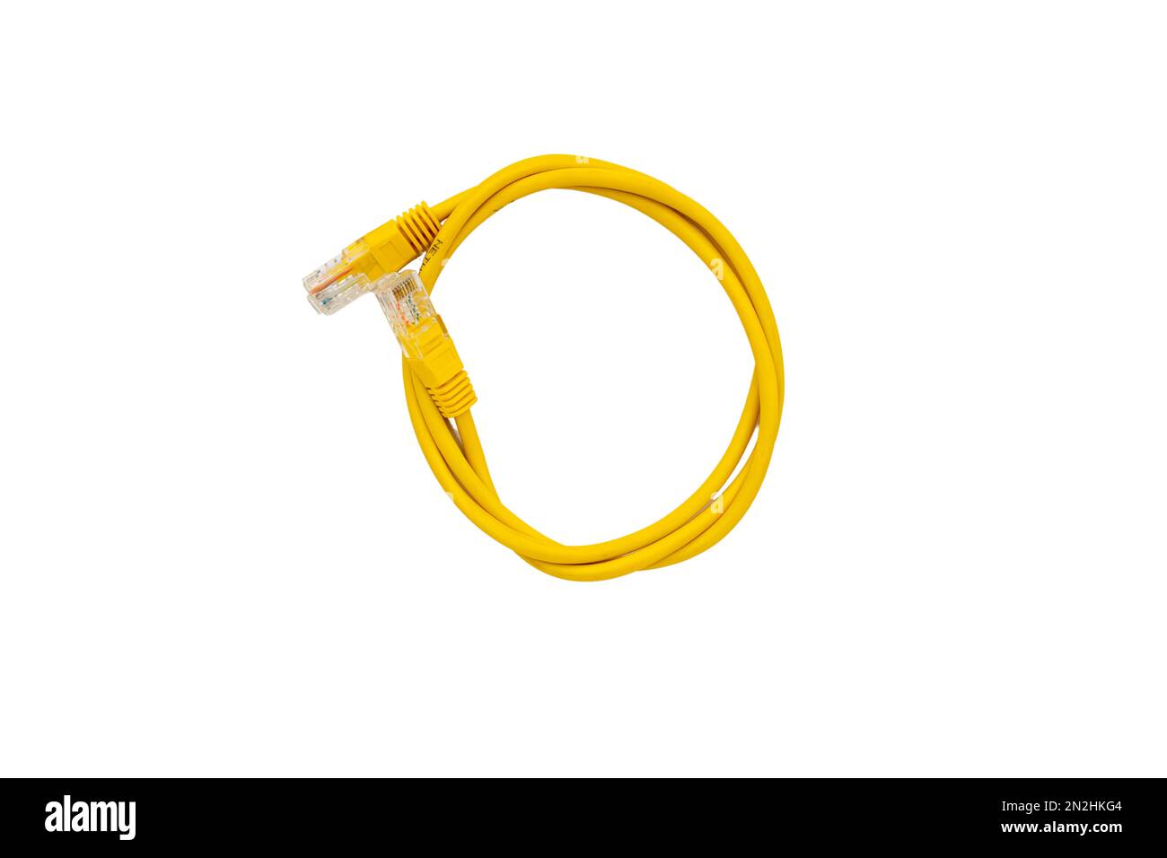 Netzwerk-ethernet-Kabel mit RJ45 Anschlüssen auf weißem Hintergrund Stockfoto