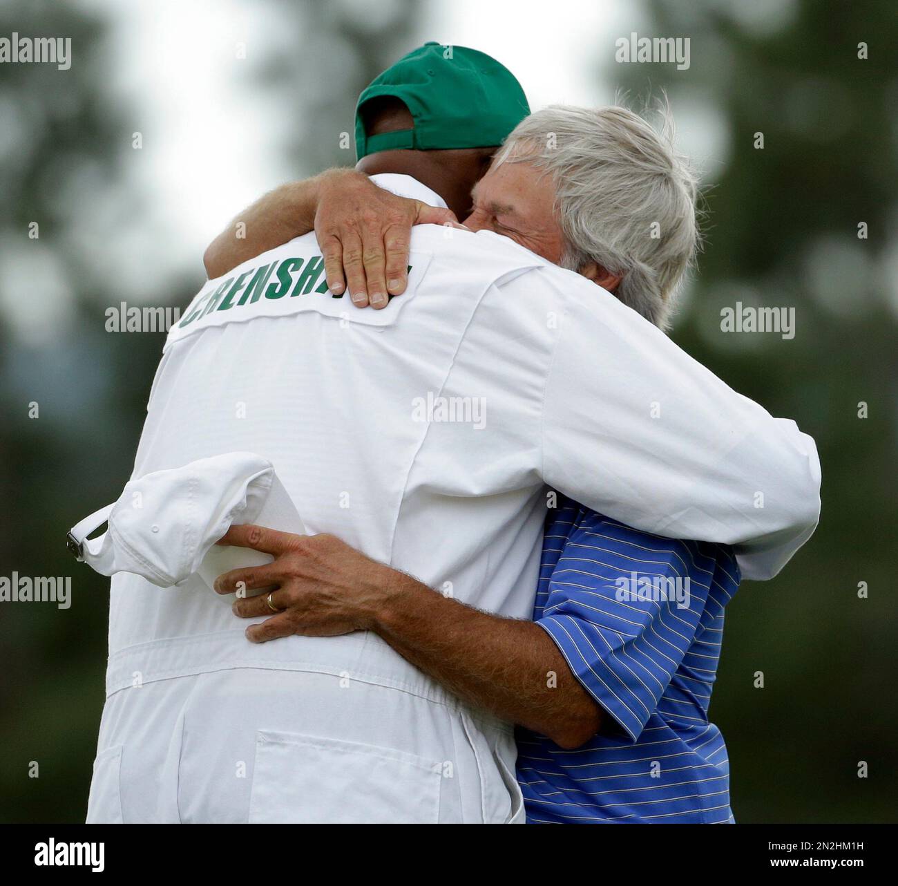 Ben Crenshaw hugs his longtime caddie Carl Jackson on the 18th hole after his final round of the Masters golf tournament Friday, April 10, 2015, in Augusta, Ga. (AP Photo/Matt Slocum) Stockfoto