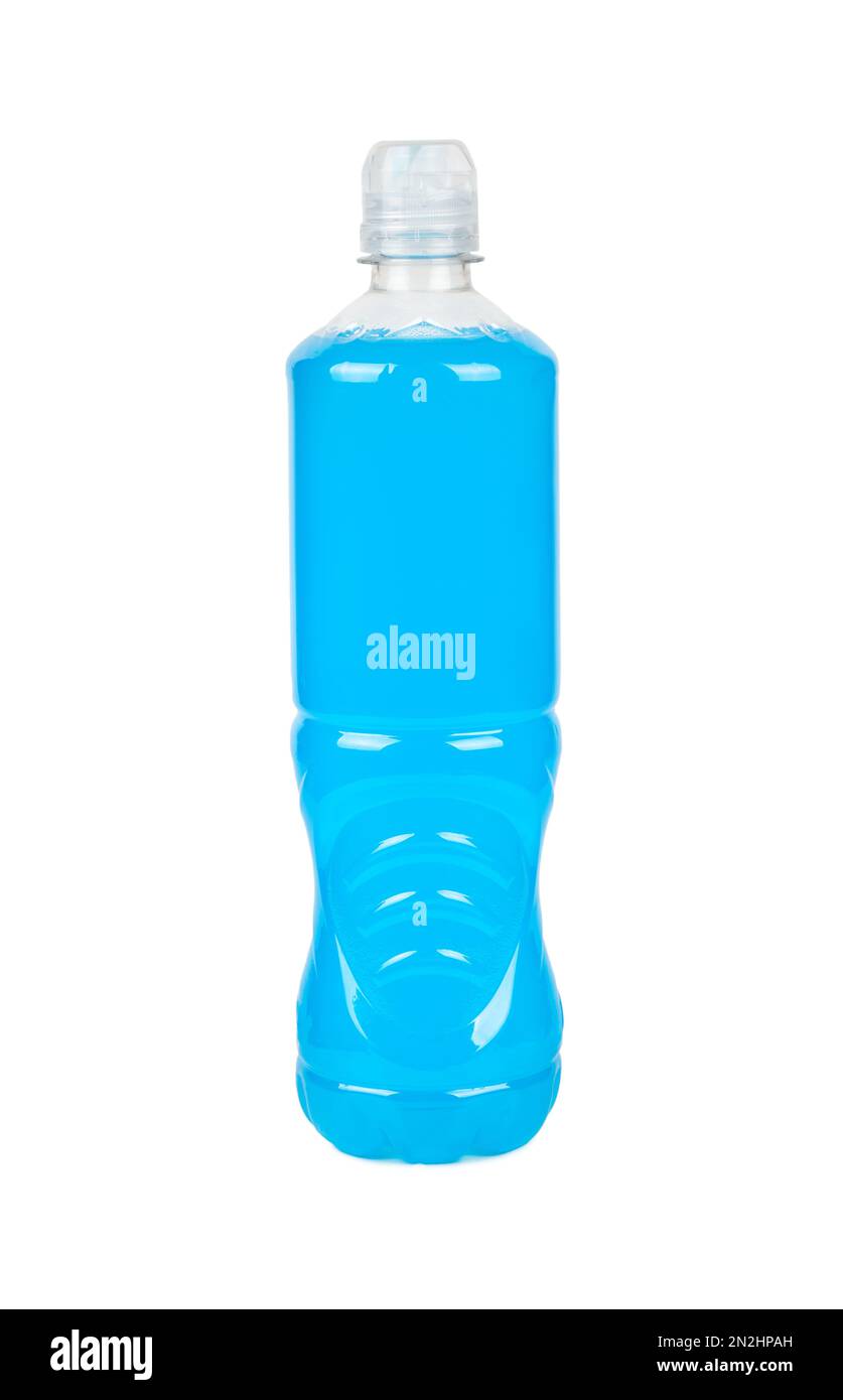Blaues isotonisches Getränk in Kunststoffflasche isoliert auf weißem Hintergrund. Multivitaminenergierwasser für den Sport. Stockfoto
