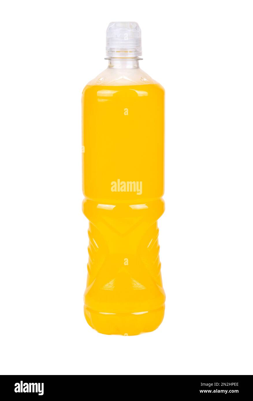 Plastikflasche mit orangefarbenem isotonischem Getränk für Sport isoliert auf weißem Hintergrund. Stockfoto