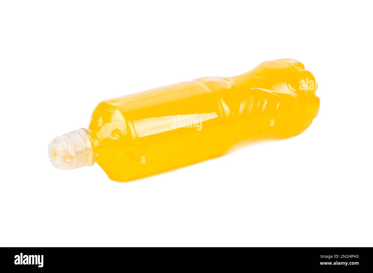 Liegende Plastikflasche mit orangefarbenem isotonischem Getränk für den Sport isoliert auf weißem Hintergrund. Stockfoto