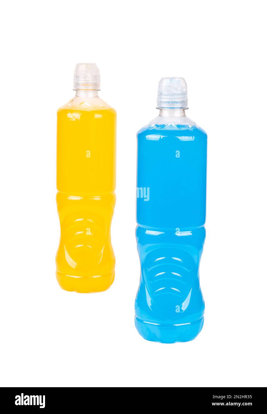 Isotonisches Getränk für Sportblau und -Orange in Kunststoffflaschen isoliert auf weißem Hintergrund. Stockfoto