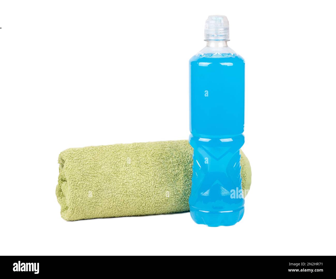 Multivitaminisotonische Getränke in Plastikflasche mit gerolltem Handtuch isoliert auf weißem Hintergrund. Stockfoto