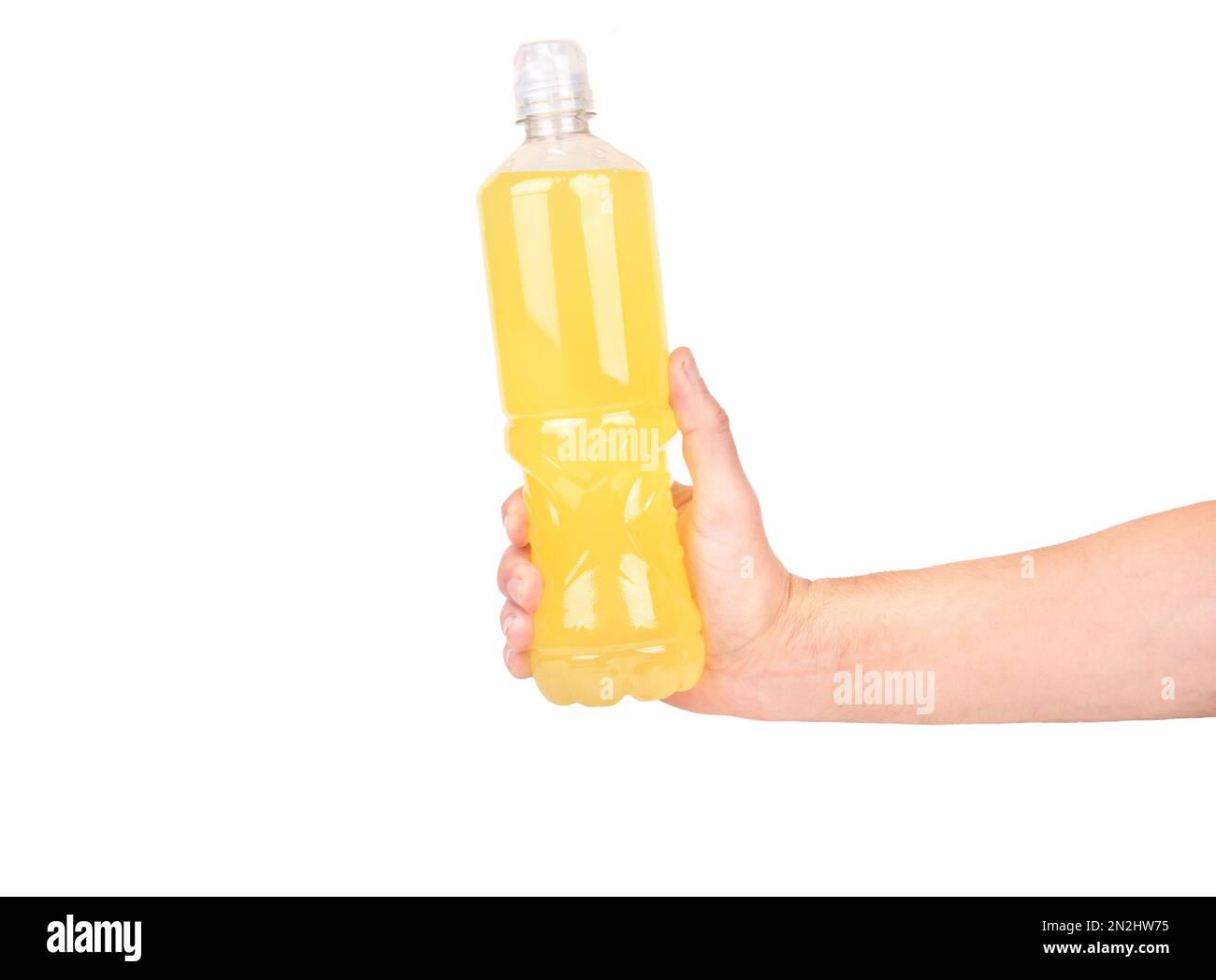 Plastikflasche mit isotonischem Getränk mit Zitronengeschmack in männlicher Hand isoliert auf weißem Hintergrund. Stockfoto Plastikflasche mit isotonischem Getränk mit Zitronengeschmack in männlicher Hand isoliert auf weißem Hintergrund. Stockfoto
