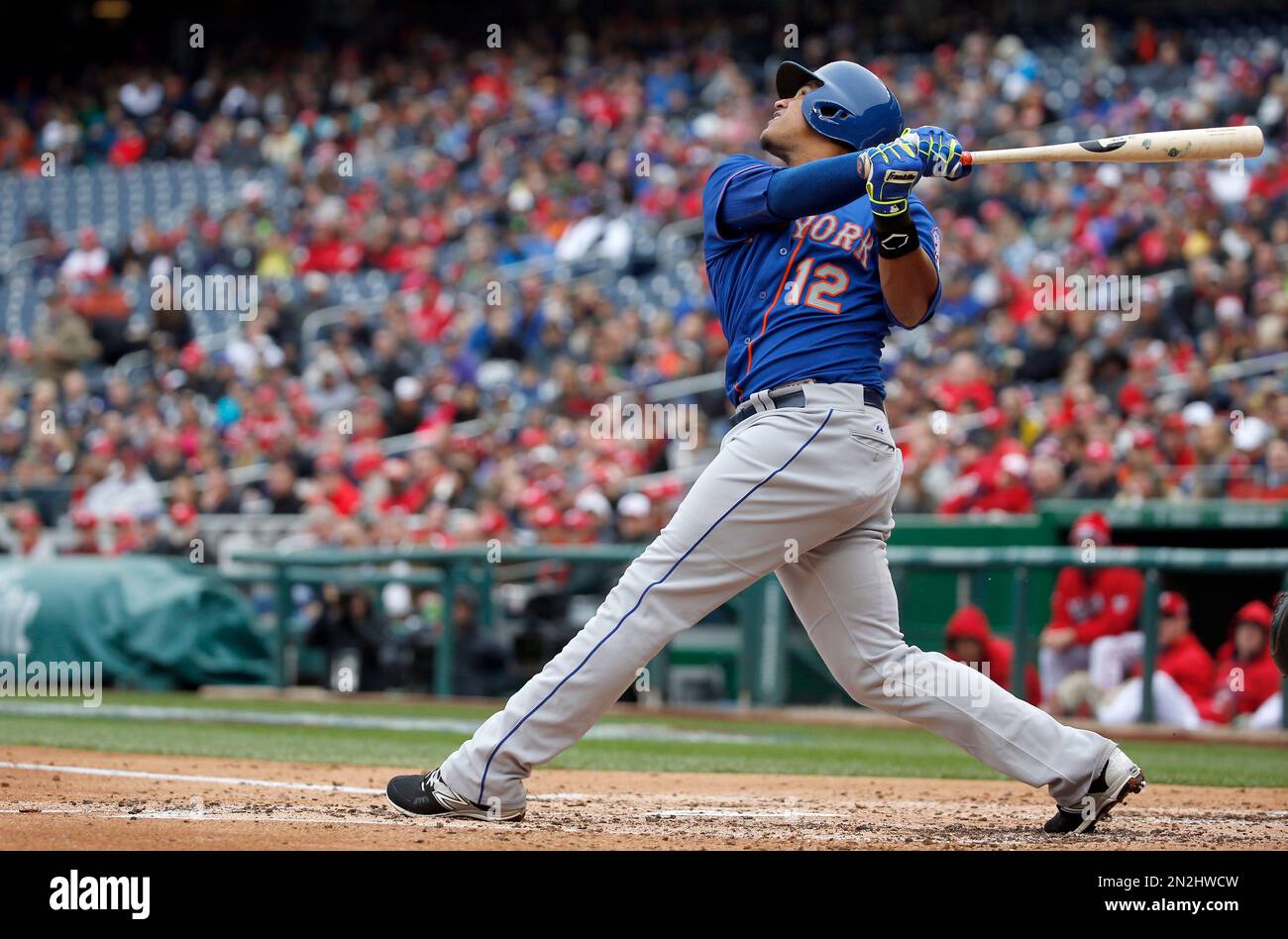 New York Mets center fielder Juan Lagares (12) bats during a baseball game against the New York Mets at Nationals Park, Thursday, April 9, 2015, in Washington. (AP Photo/Alex Brandon) Stockfoto