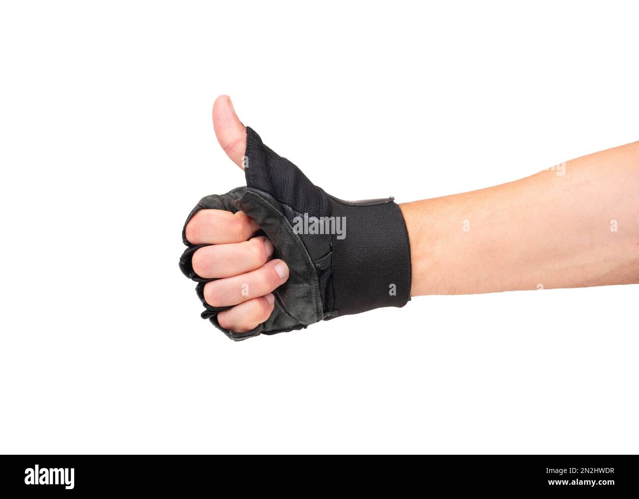 Männliche Hand in einem Fitnesshandschuh zeigt sich auf weißem Hintergrund. Stockfoto