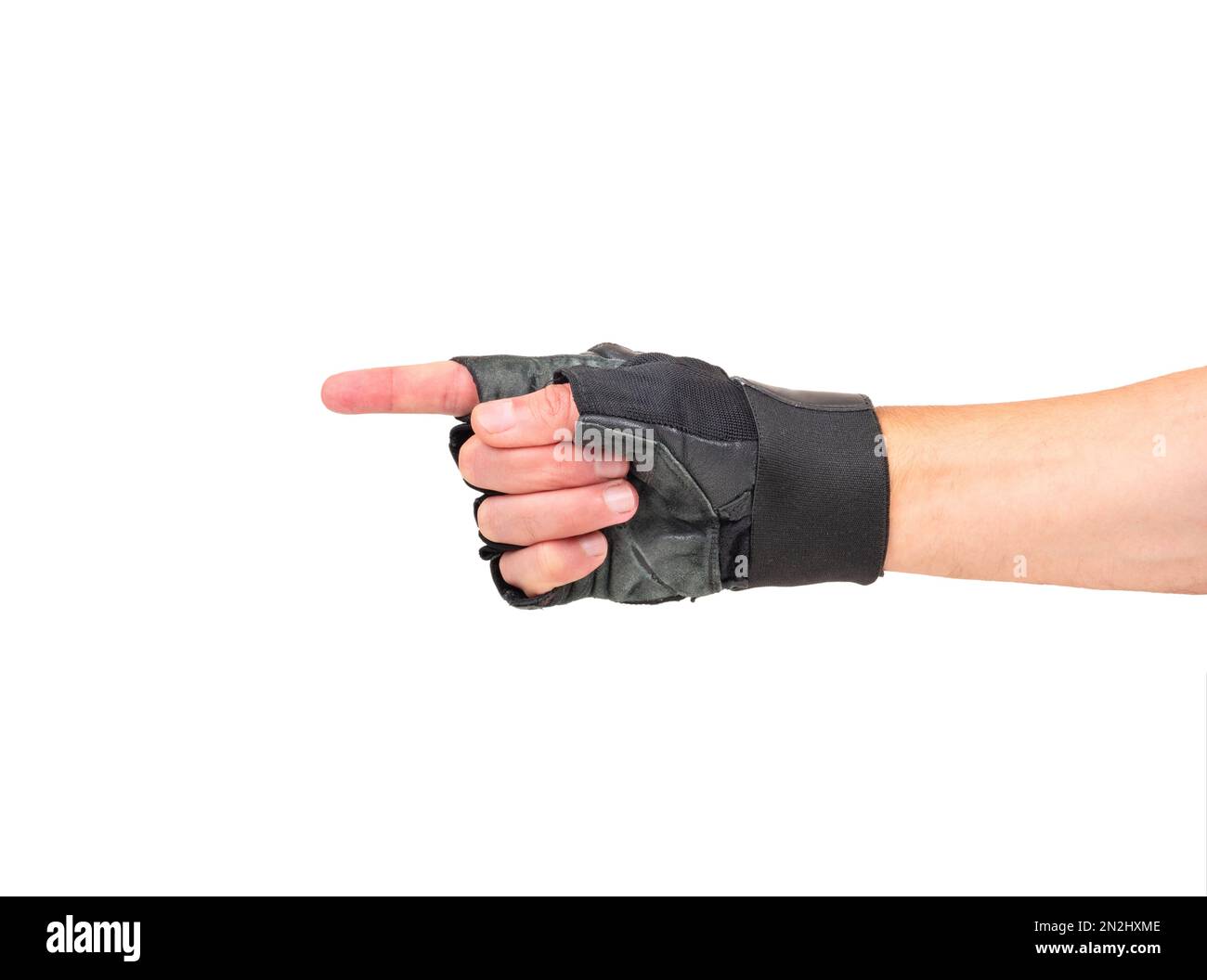 Männliche Hand in einem Fitnesshandschuh zeigt die Richtung mit einem Finger auf weißem Hintergrund. Stockfoto