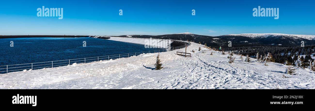Dlouhe Strane Lake, Praded und Vysoka Hole im Jeseniky-Gebirge in der tschechischen republik an einem wunderschönen Wintertag Stockfoto