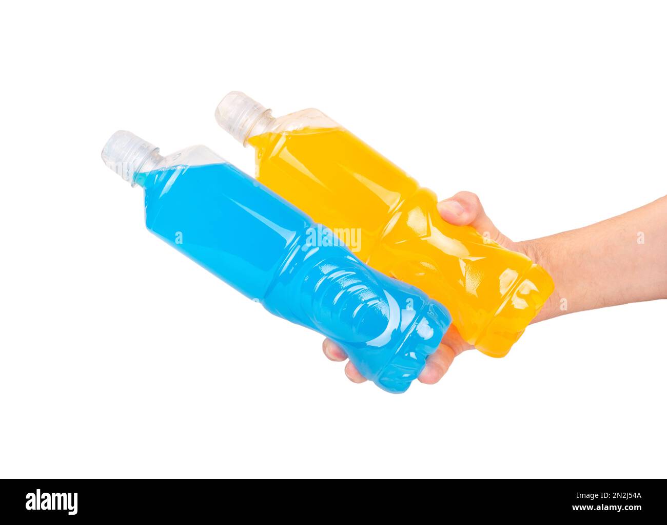 Männliche Hand mit zwei Kunststoffflaschen mit blauem und orangefarbenem isotonischem Getränk, isoliert auf weißem Hintergrund. Stockfoto
