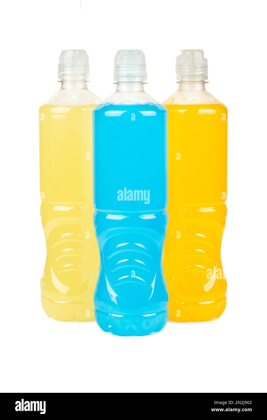 Drei mehrfarbige, isotonische Plastikflaschen für Sport, isoliert auf weißem Hintergrund. Stockfoto