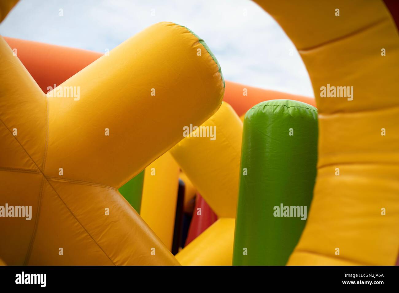 Aufblasbarer Kinderspielplatz. Hindernisparcours aus Gummi. Aufgeblasene Konstruktion. Unterhaltungsbereich. Stockfoto