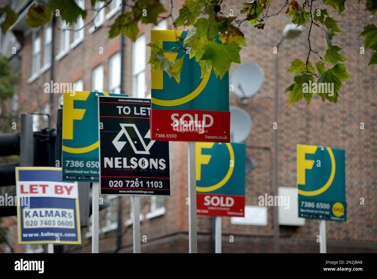 Aktenfoto vom 05. Oktober 10/2015 von Vermietern und Immobilienmaklern, Schildern vor Wohnungen an der Old Kent Road in London. Der durchschnittliche Wohnimmobilienpreis liegt nach einem Index um mehr als £12.000 Dollar unter dem Höchststand im August letzten Jahres. Nach Angaben von Halifax blieb der typische Immobilienwert im Januar 2023 mit 281.684 GBP gegenüber Dezember 2022 weitgehend unverändert. Ausgabedatum: Dienstag, 7. Februar 2023. Stockfoto