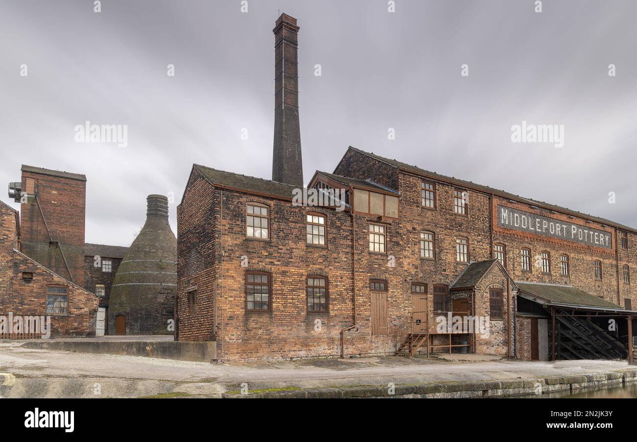 Töpferei Stoke Auf Trent Staffordshire. Flaschenöfen und Schornsteine in der Middleport Töpferei neben dem Mersey und Trent Kanal, bekannt als Fort Narrowboat Stockfoto