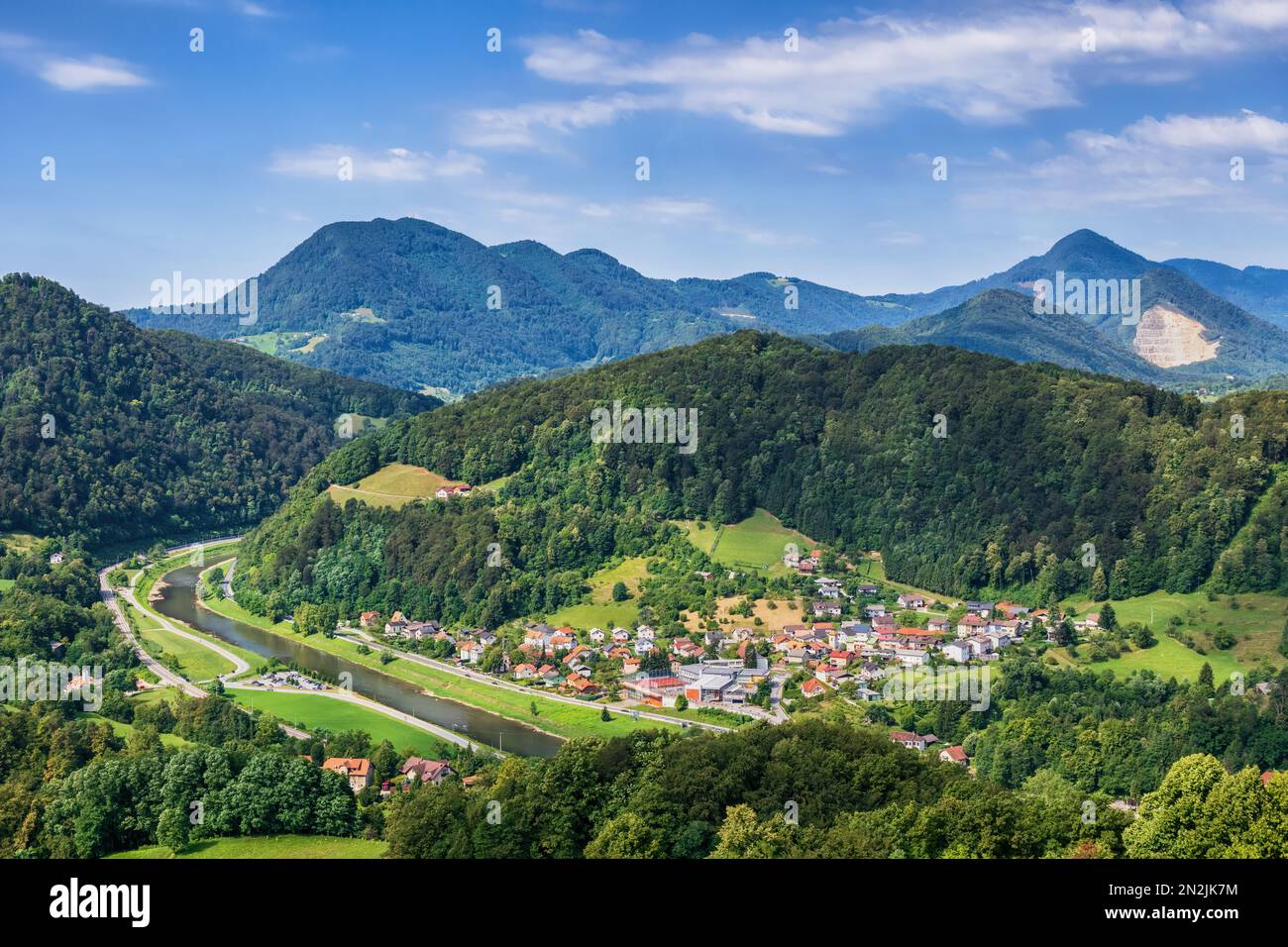 Die slowenische Steiermark ist eine traditionelle Region mit dem Fluss Savinja, der Gemeinde Celje, Slowenien. Stockfoto