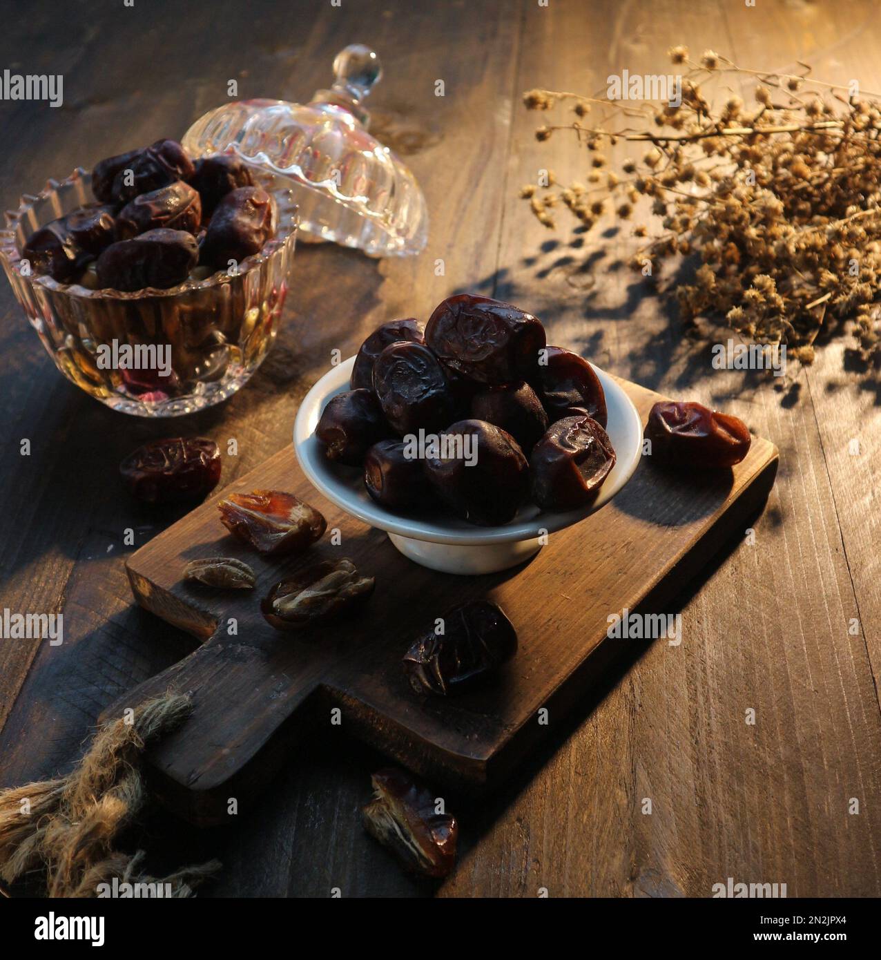 Eine Schüssel Datteln im Licht Stockfoto