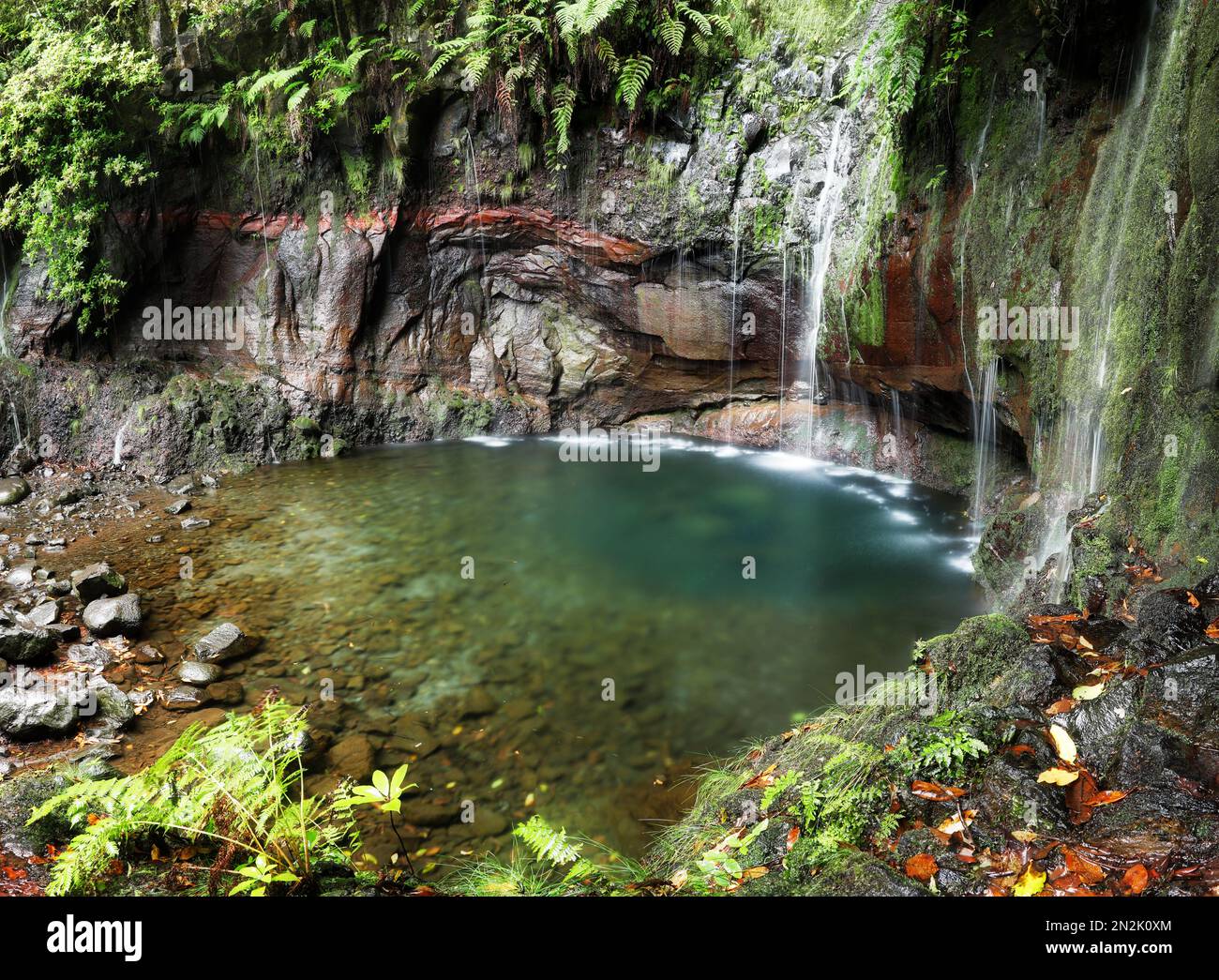 Madeira Wasserfall - 25 Fontes oder 25 Quellen auf Englisch. Rabacal - Paul da Serra. Der Zugang ist über die Levada das 25 Fontes möglich Stockfoto