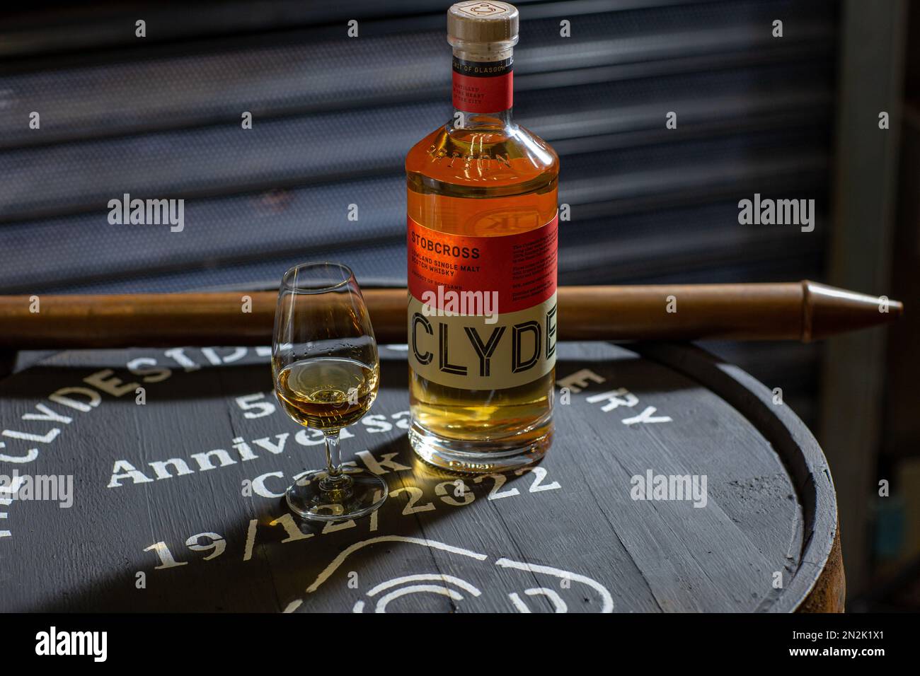 Clydeside Single Malt Whisky Flasche mit Glas o Fass mit Kupfer Valinch Spiritus Probenahmewerkzeug in der Clydeside Destillerie in Glasgow, Schottland. Stockfoto