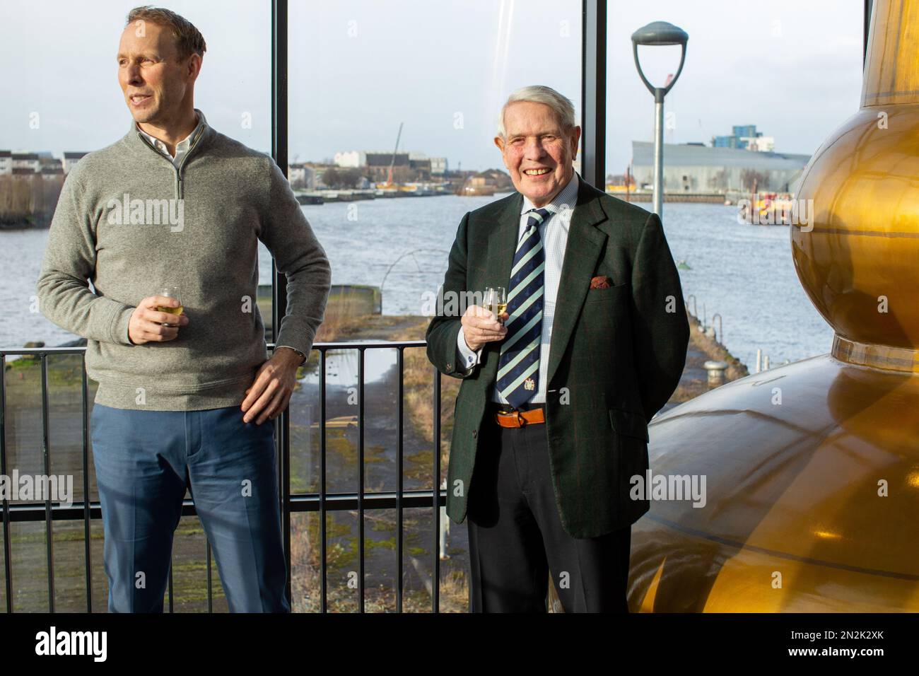 Tim Morrisonn und sein Sohn Andrew Morrison in der Clydeside Destillery in Glasgow, Schottland Stockfoto