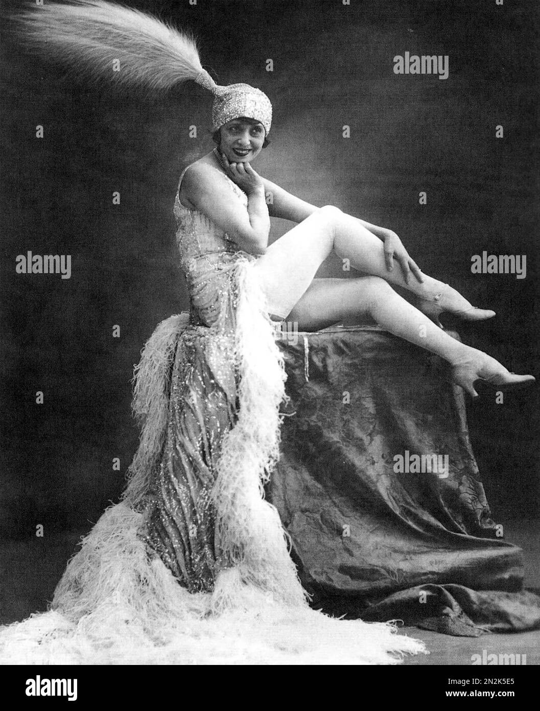 MISTINGUETT (1873-1956) Französische Sängerin und Schauspielerin im Moulin Rouge um 1916 Uhr. Ihre Beine waren für 500.000 Francs versichert Stockfoto