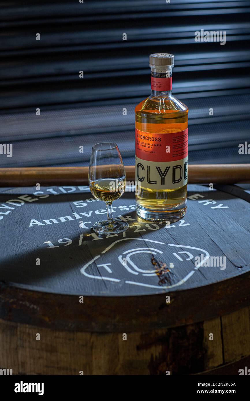 Clydeside Single Malt Whisky Flasche mit Glas o Fass mit Kupfer Valinch Spiritus Probenahmewerkzeug in der Clydeside Destillerie in Glasgow, Schottland. Stockfoto