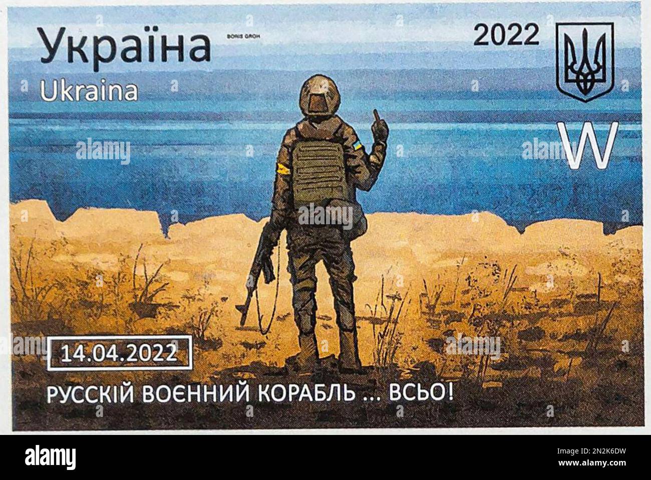 SCHLANGENINSEL ukrainische Briefmarke aus dem Jahr 2022, auf der ein ukrainischer Soldat dem russischen Kreuzer Moskva den Finger zeigte . Das Schiff sank zwei Tage nach Ausstellung des Stempels. Stockfoto