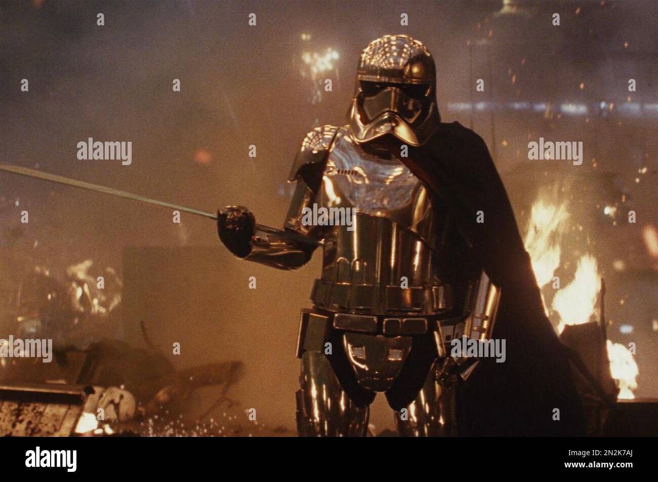 STAR WARS; DER LETZTE FILM VON JEDI 2017 Lucasfilm/Walt Disney Studios Motion Pictures mit Gwendoline Christie als Captain Phasma Stockfoto