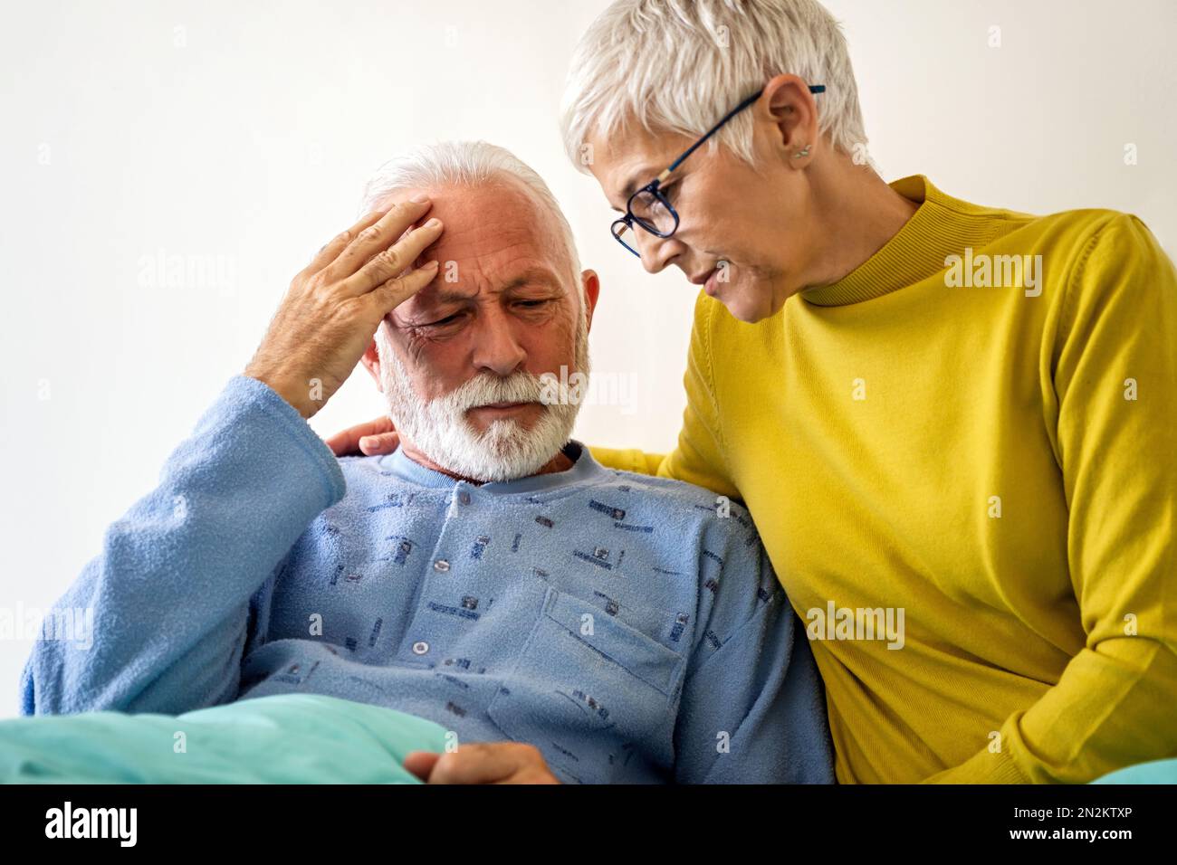 Medizin, Unterstützung, Gesundheit und Menschen Konzept. Ältere Frau besucht ihren kranken Mann im Krankenhaus Stockfoto