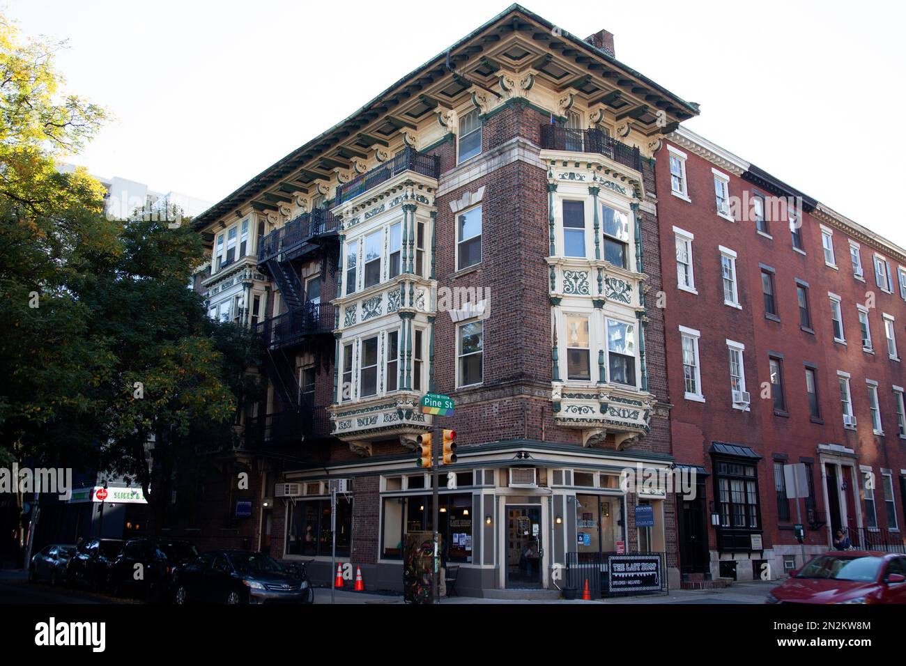 Kreuzung von Pine Street und 13. Street in Philadelphia, USA Stockfoto