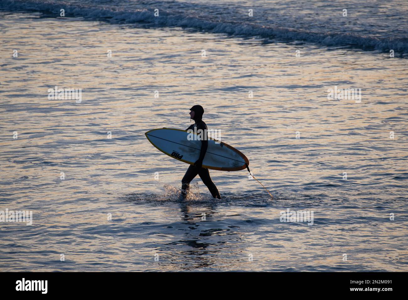 Surfer auf dem Meer, St. Ouens, Jersey, Kanalinseln Stockfoto