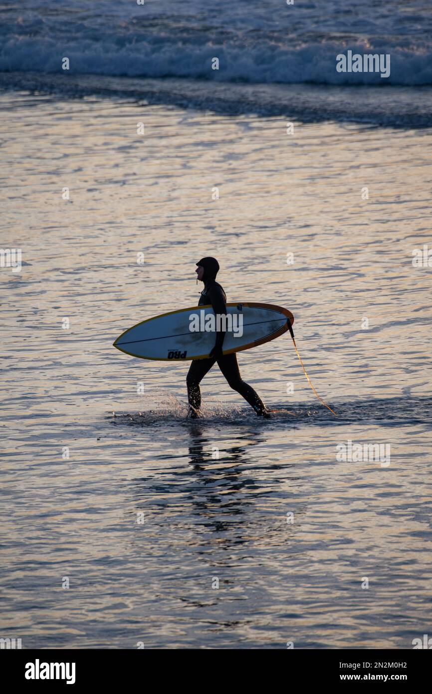 Surfer auf dem Meer, St. Ouens, Jersey, Kanalinseln Stockfoto