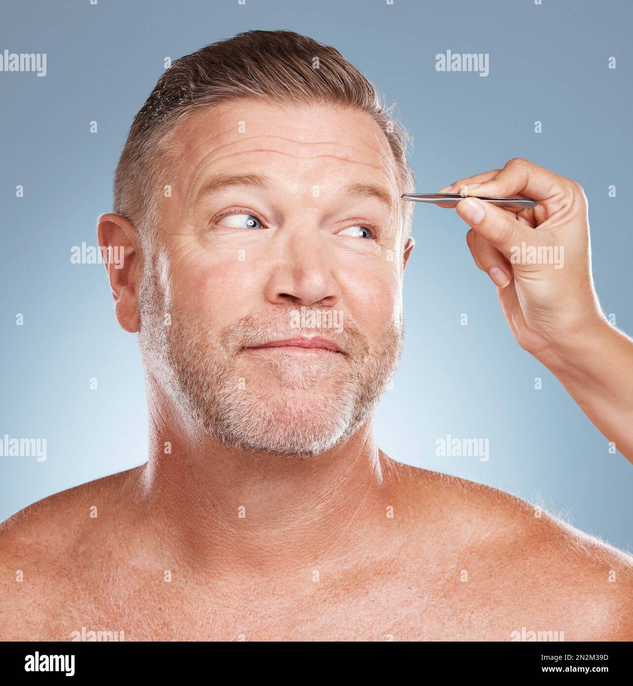 Seniorin, Gesicht und Schönheit mit Pinzette und Mikroblading, Pflege und Augenbraue im Studiohintergrund. Kosmetische Werkzeuge, Dermatologie und Hautpflege Stockfoto