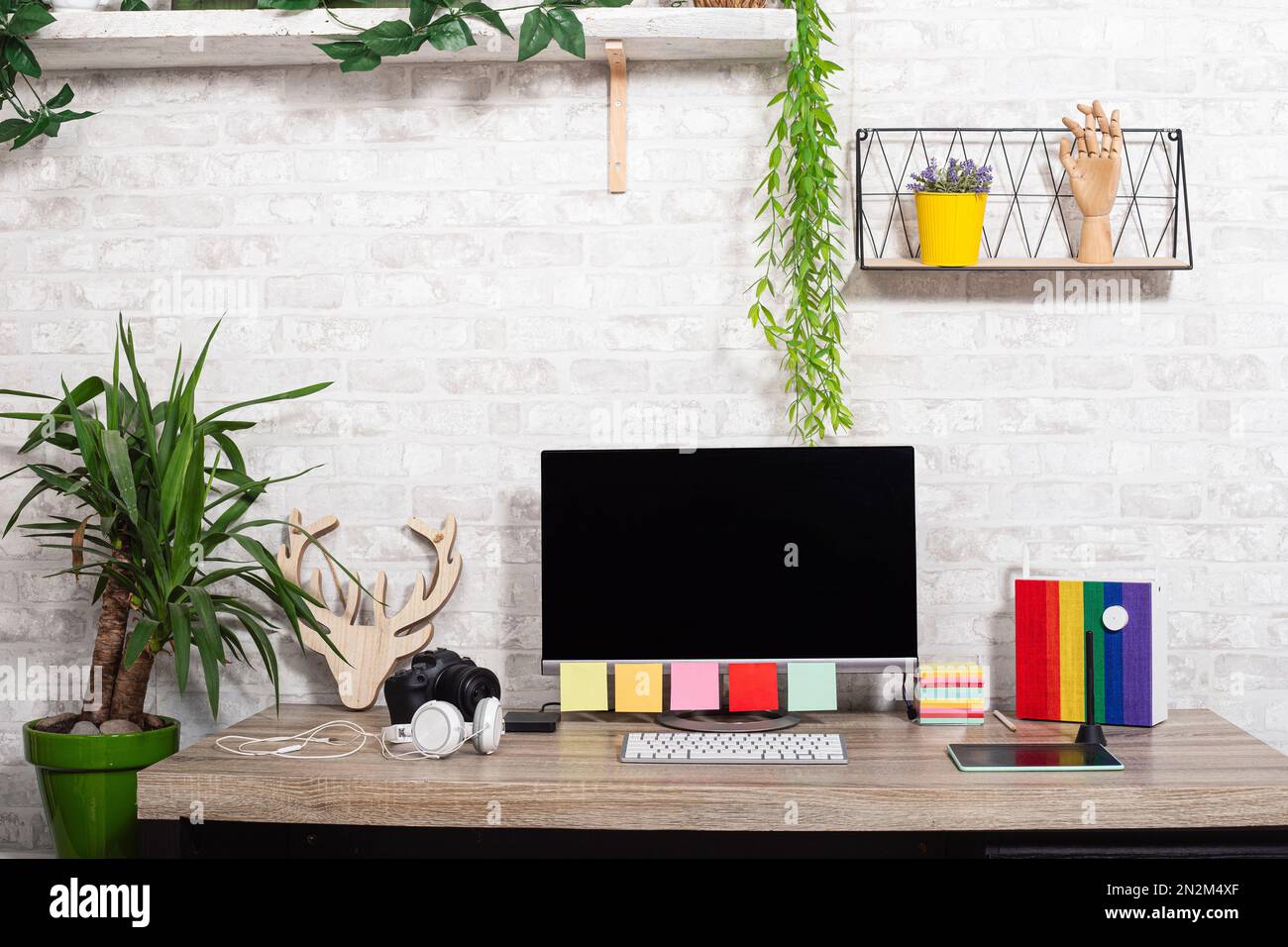 Schreibtisch mit Tastatur und anderen Gegenständen im modernen Büro. Konzept für den Heimarbeitsplatz. Freiberufliche Jobs Stockfoto