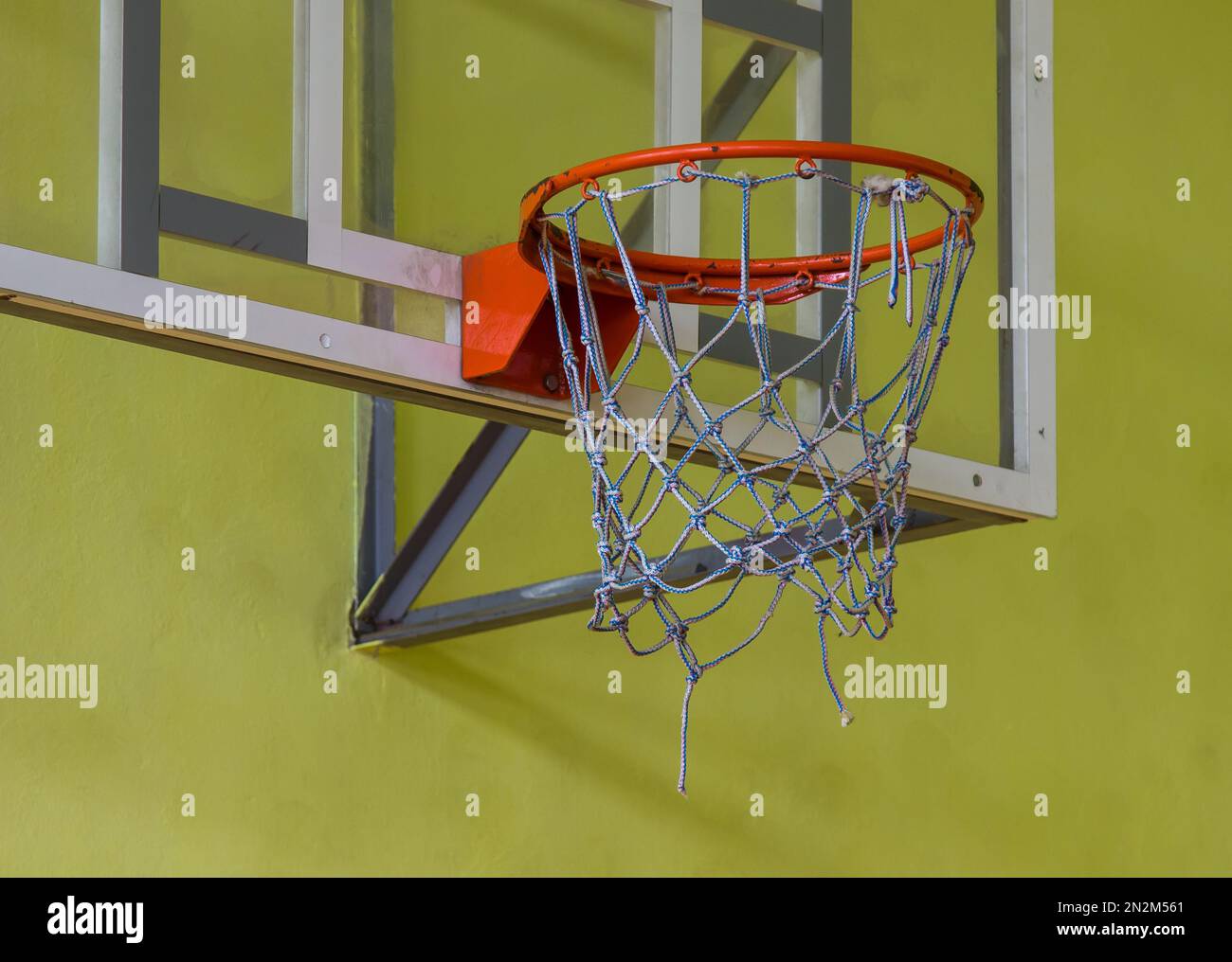 Basketballkorb auf gelbem Hintergrund. Im Fitnessstudio Stockfoto