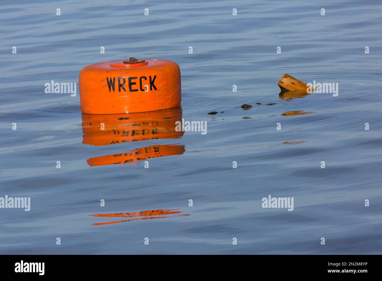 Wrack - Warnschild vor Unterwasserwrack in Poole Bay, Sandbanks, Poole, Dorset UK im Februar Stockfoto