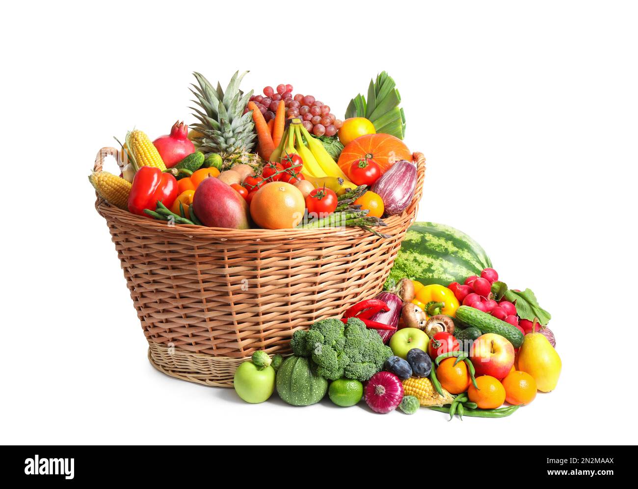 Korb mit einer Auswahl an frischem Bio-Obst und Gemüse auf weißem  Hintergrund Stockfotografie - Alamy