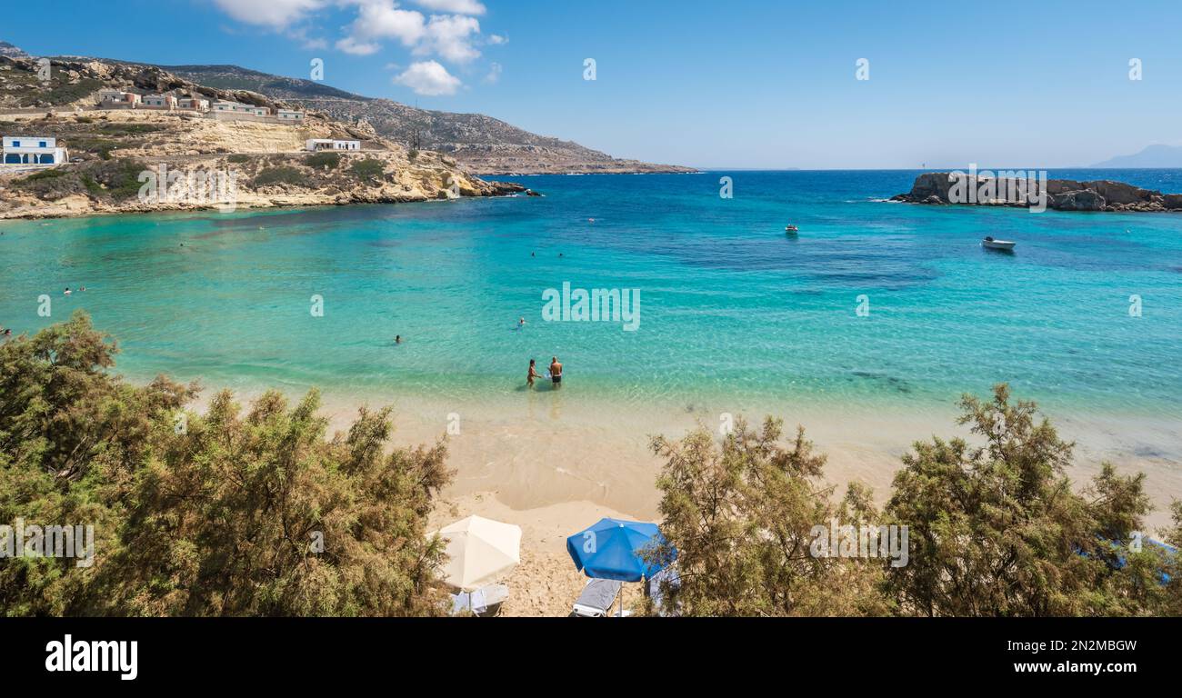 Lefkos Beach, Karpathos, Griechenland - August 2022 : Weißer Sandstrand und kristallklares Wasser an einem beliebten und wunderschönen griechischen Strand Stockfoto