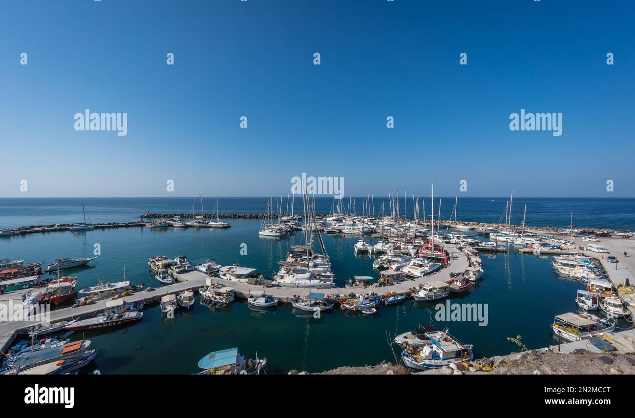 Vlichada Beach Bay, Santorin, Griechenland - August 2022 : Panoramablick auf den Hafen mit Yachten und Booten am Ufer Stockfoto